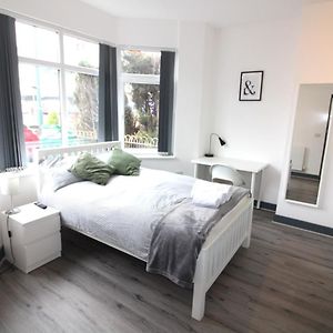 Newly Refurbished Studio, Great Location 8 Studios